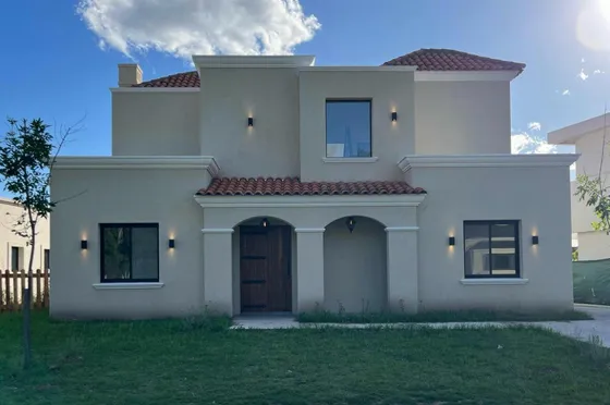 Casa En  Venta 4 Dormitorios Barrio San Pablo Pilar