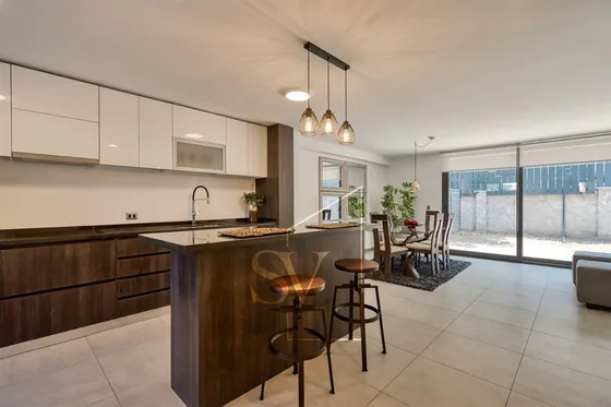 Casa En Venta De 3 Dorm. En Las Condes