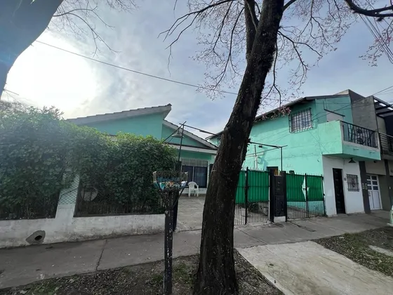 Ideal Inversores!!!! 4 Unidades Ituzaingó Norte Calle Cipolletti Y N. Repetto  A 6 Cuadras Del Pte. Santa Rosa Y 7 Del Pte. Barcala; Chalet De 3 Ambientes + 1 Dpto. De 2 Ambientes Y 2 Monoambientes 
