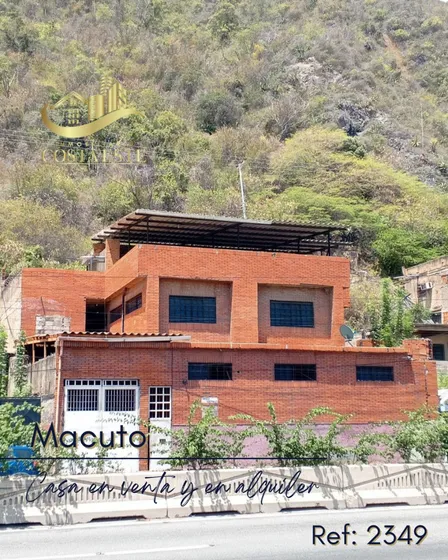  Venta O Alquiler Amplia Casa De Tres Niveles Ubicada En Macuto Ref 2349