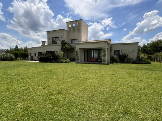  Hermosa Casa A La Venta En El Club De Campo El Mirador 