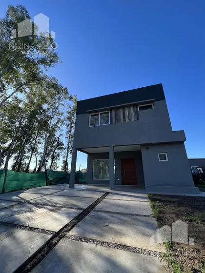 Venta De Casa En Barrio Cerrado Alvarez Del Bosque, Moreno, A Estrenar