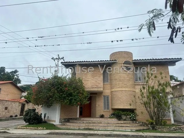 Zulay González Vende, Hermosa Casa En Venta En Barquisimeto Urbanización Santa Elena, 6 Habitaciones Mls 25-5438