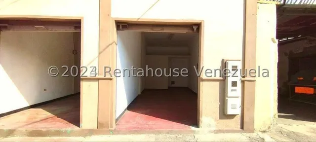 Maritza Lucena Te Ofrece Local Comercial En Venta Para Su Emprendimiento Y/o Negocio En Cabudare. #25-1145-amplio Local Con Santa María Y Su Baño Privado. Tiene Tanque De Agua Y En Plena Calle. 