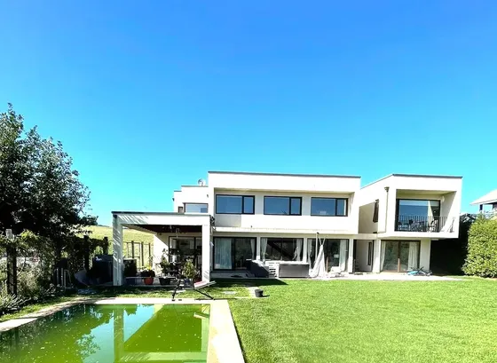 Exclusiva Residencia Con Diseño De Autor En Lomas Del Carmen