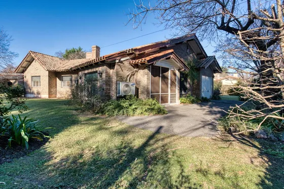 Casa Venta Barrio Fisherton 4 Dormitorios Jardin Parrilla Cochera Luminoso