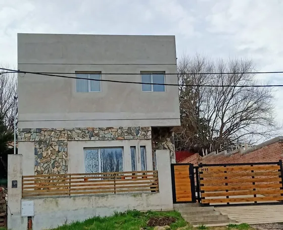 Casa En Venta - 4 Dormitorios 4 Baños - Cocheras - 415mts2 - Tandil