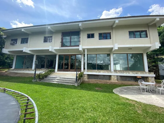 Casa En Venta En Valle Arriba Caracas 4292 Metros Terreno Jardin