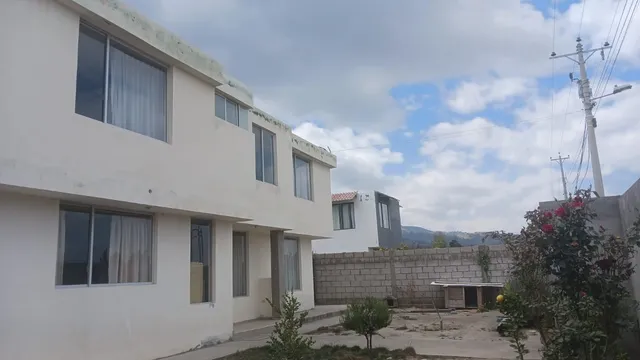Se Vende Una Casa De 2 Pisos A  3 Minutos Del Centro De Pujili Inf 0998913433