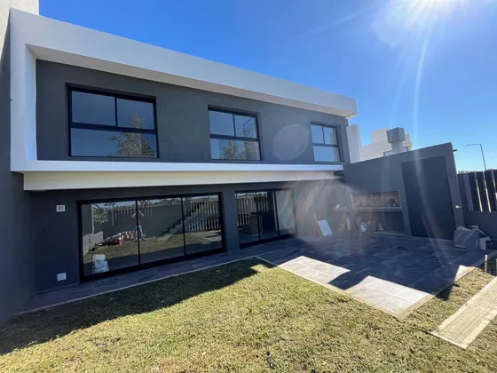 Lomas De Manantiales - Duplex De 3 Dormitorios A Estrenar