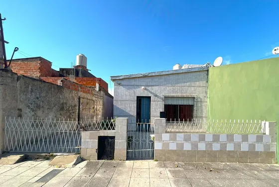Casa Con Excelente Acceso En Lanus Oeste
