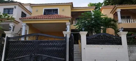 Casa De 2 Niveles Con Piscina En Residencial Colina Hermosa