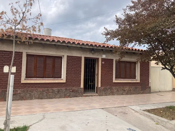 Casa En Venta - Ubicadisima Godoy Cruz