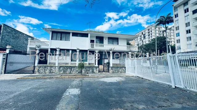 Amplia Casa En Venta, Calle Cerrada, Urb La California Norte