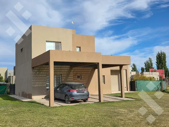 Venta, Casa 3 Dormitorios Con Pileta, Bº Finca Villa  Muluen- Plottier