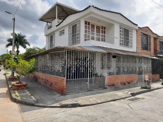 Papayal - Casa Esquinera De Tres Pisos Con Terraza En Venta Palmira