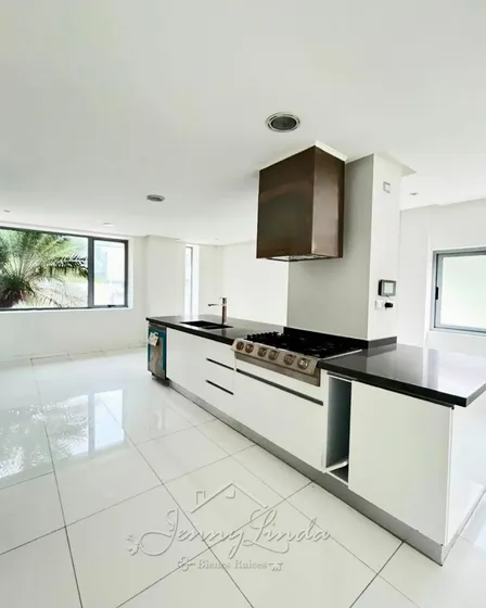 Venta Exclusiva Casa Con Acabados De Primera Urb. El Castaño Maracay Aragua