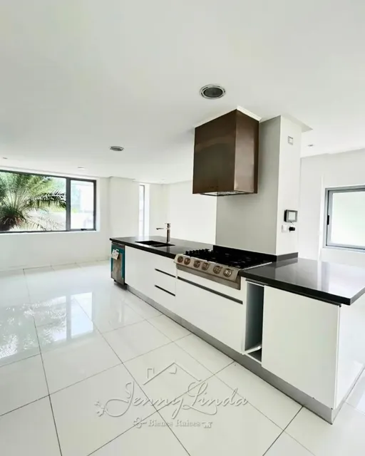 Venta Exclusiva Casa Con Acabados De Primera Urb. El Castaño Maracay Aragua