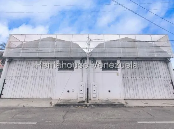 Se Alquilan 2 Galpones Juntos Constan De 1.000mts2 De Construccion. Posee Areas De Trabajo, Oficinas Con Baño, Salas De Baños Del Galpon Y Area De Mezzanina. Acabados De Paredes De Bloque, Pisos De Co