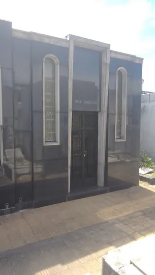 Importante Bóveda En Olivos