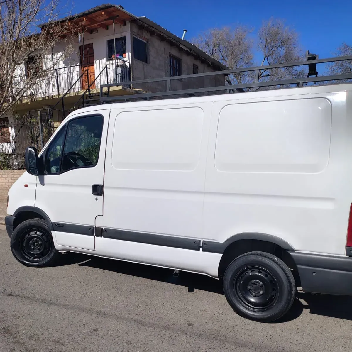 Renault Master Van 2.5 dCi with Short Wheelbase and Cargo Partition