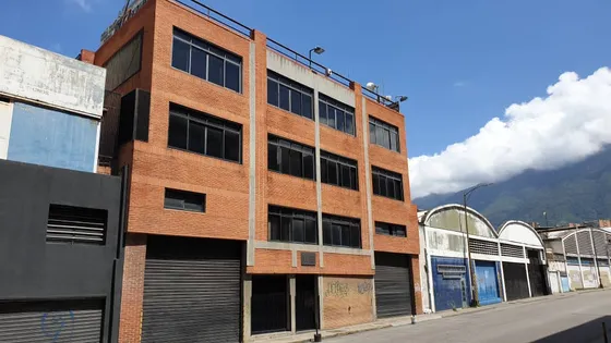 Se Vende/alquil Edificio Industrial Boleita Sur 3.200mtrs Uk