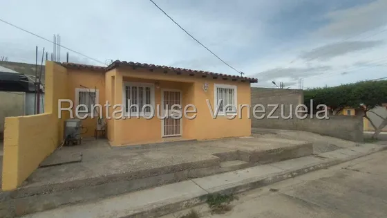 Rosa Rodríguez Vende Casa Parcialmente Amoblada En La Teura, Cabudare 25-829