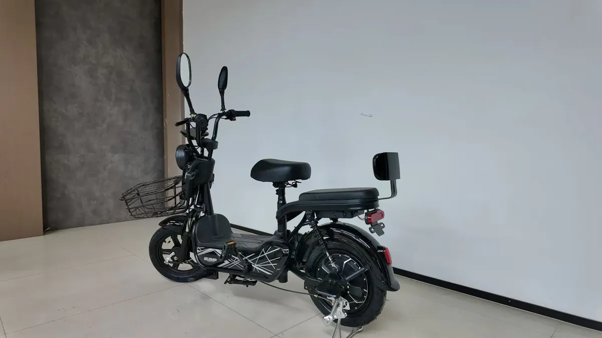 Bicicleta elétrica Elowise vista traseira com detalhes do assento duplo e cesta traseira