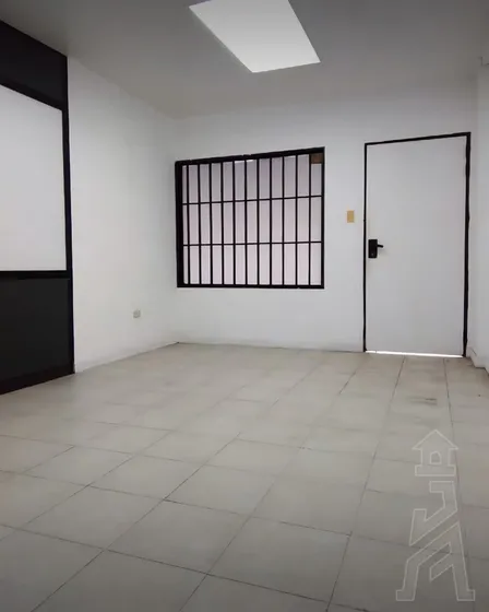 Se Ofrece En Venta Una Oficina Ubicada En El Edificio Pineda & Pineda, Lecheria, En Una De Las Avenidas Mas Transitadas Y Reconocidas