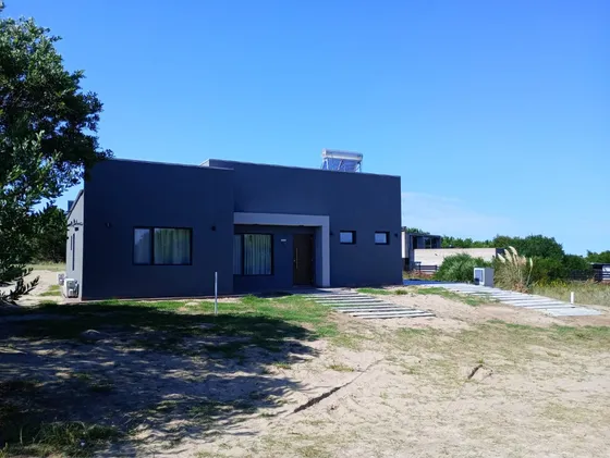 Punta Médanos. Venta De Casa Frente Al Mar. 3 Dormitorios, 2 Baños Completos. Nueva.