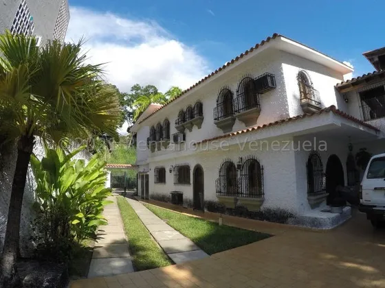 Amplia Quinta Inm Ubicada En La Urbanización La Viña, Amplios Espacios Para Remodelar,  Amplios Jardines, Parque Infantil. Ademas Cuenta Con Un Moderno Anexo De Entrada Independiente