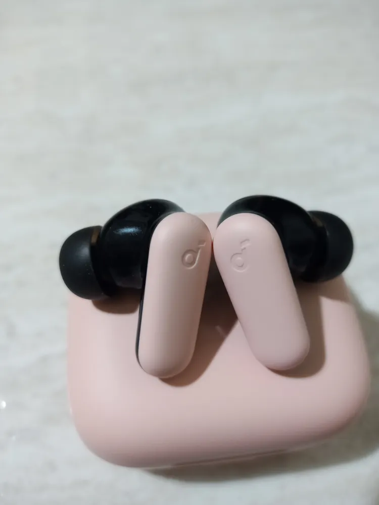 Fone Soundcore P30i na mão do usuário