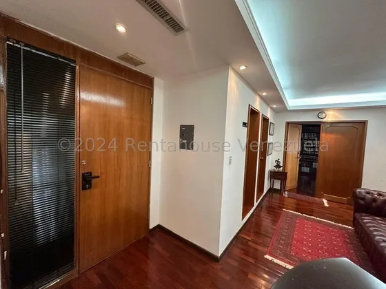 Oficina A La Venta En Ccct Piramide Invertida,amoblada, Ubiccion Privilegiada.24-20058gm
