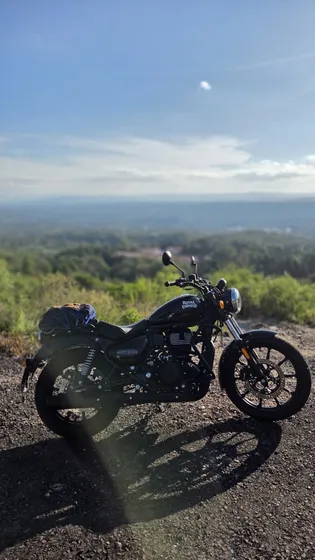 Royal Enfield Meteor 350 Fireball Black.