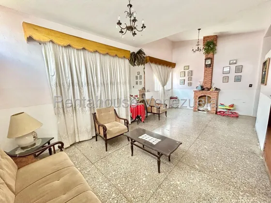 Maria E. Vende Amplia Y Con Alto Potencial Comercial! Casa Con 2 Locales Comerciales, En Parroquia Concepción, Lara#25-18806**