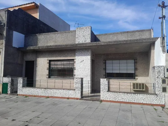 Casa En Venta - 2 Dormitorios 2 Baños - 225mts2 - Sarandí