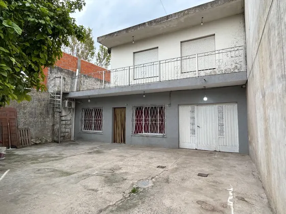Venta 9 De Abril Casa 2 Dormitorios + Departamento 1 Dormitorio, Terraza Y Gran Patio Al Frente. Nuevo Valor!