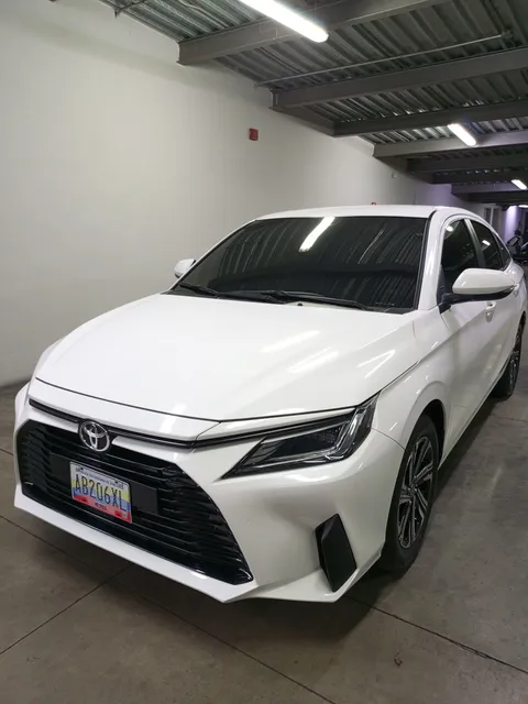 Toyota Yaris Sedán E