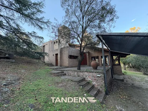 Venta - Casa En Tanti Con Arroyo Y Parque De 3.000 M²