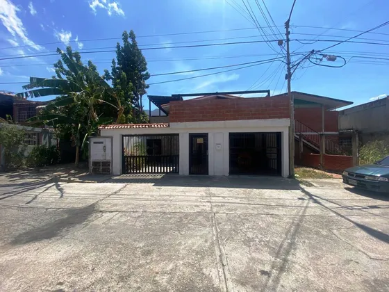 Ji 25-xxxxx. En Venta Casa De 287m2 Para Remodelar Ubicado En Guatire, Sector Valle Arriba