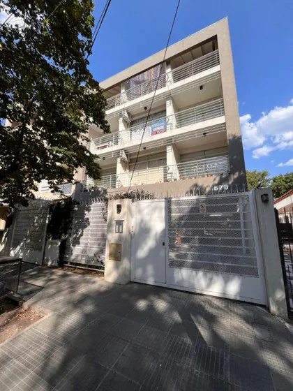  Venta De Departamento Dos Ambientes Con Jardín Y Cochera En Adrogue