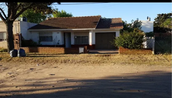 Casa En Venta - 3 Dormitorios 2 Baños - 109mts2 - Mar Del Tuyu