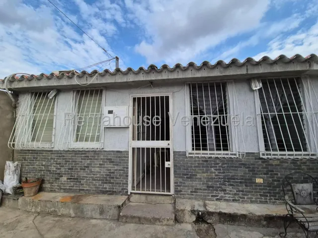 Venta Casa Ubicada En El Trigal-parte Baja, En Una Vereda Con Estacionamiento Privado Cabudare + Profesional Inmobiliario Mehilyn Perez +