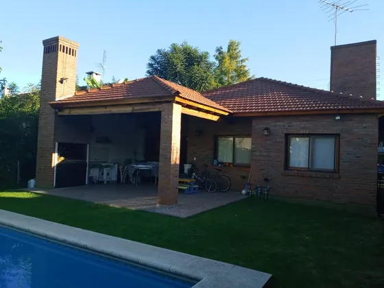 Venta Casa De Tres Dormitorios Country Club Banco Provincia