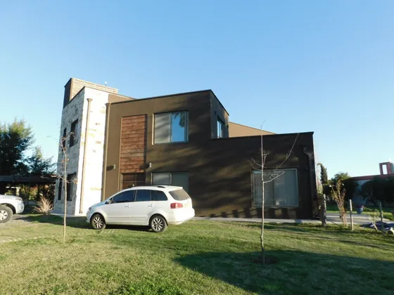 Casa En El Golf Chascomus Country, 2 Plantas, 4 Dormitorios,gran Parque Deck Y Piscina Luminosa