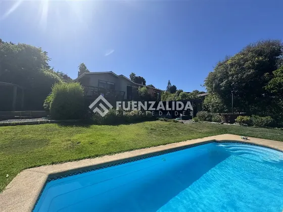 Casa Con Piscina, Jardín Y Vista En Sd Tradicional-central