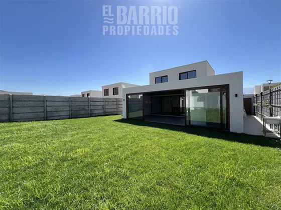 Casa En Arriendo De 3 Dorm. En Santa Elena