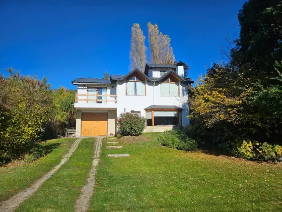 Casa En Venta - 4 Dormitorios 2 Baños - Cochera - 1.008mts2 - San Carlos De Bariloche