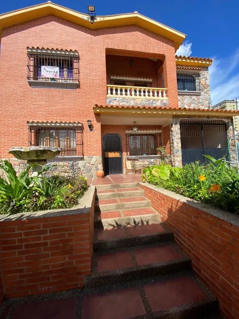 Casa En Venta Las Chimeneas. A Pie De Calle. Anexo. Hg
