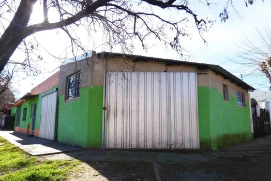 Casa En Venta - 2 Dormitorios 2 Baños - Cochera - Local - 218mts2 - Banfield